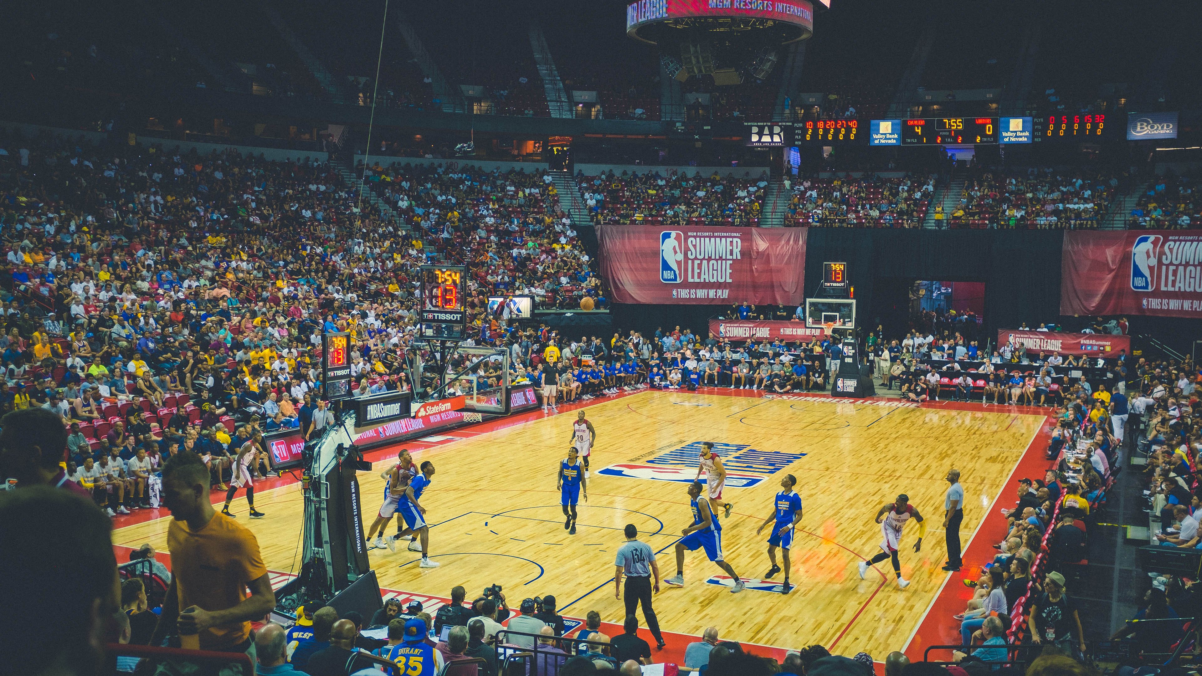 夜间田径赛首次试行，灯光效果获好评，夜晚田径场跑道照片