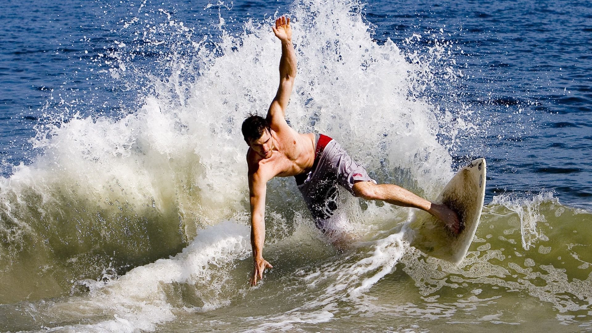 “彼得森闪电突破，带领南非羚羊队攻克强敌”