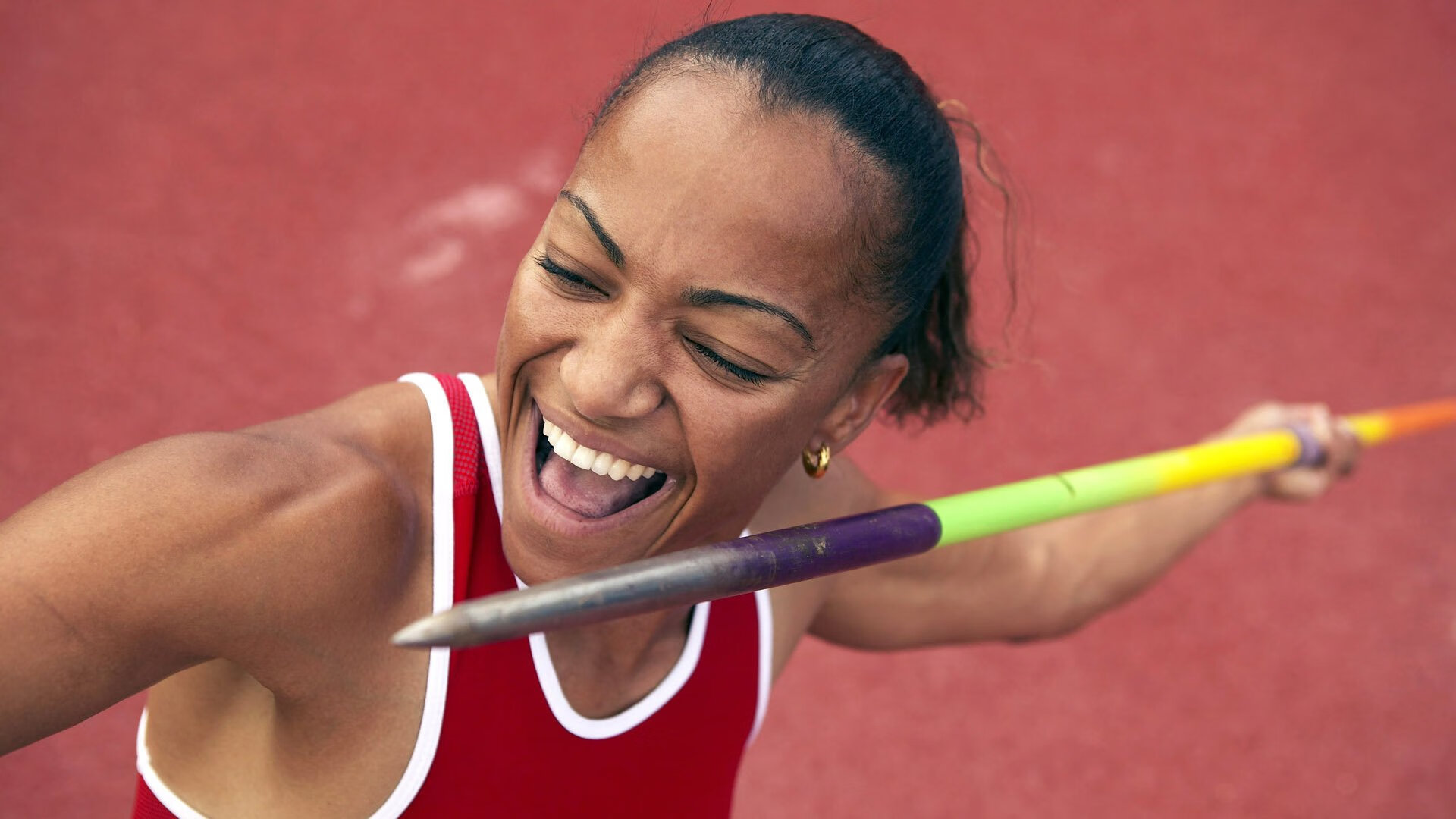 场边摄像机捕捉到战术信号板更换引发战术变化猜测，战术摄像头